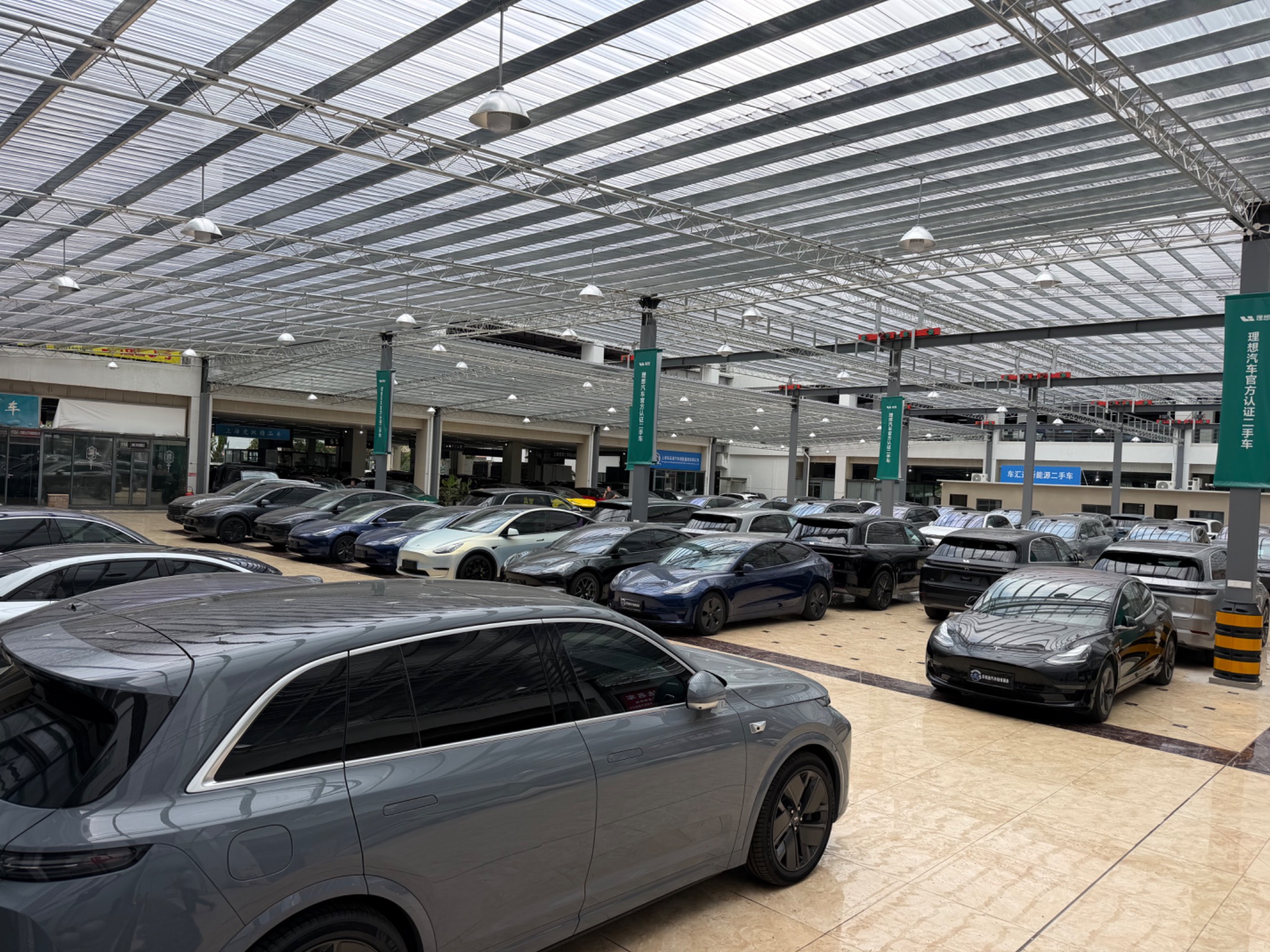 CARLINKAGE vehicle showroom